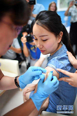 北京市出身の史佳雨さんに9価HPVワクチンを接種する看護師（5月30日、撮影・郭程